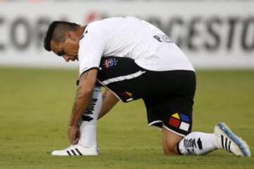 Esteban Paredes se abrocha los zapatos en el duelo de Colo Colo con Atlas.