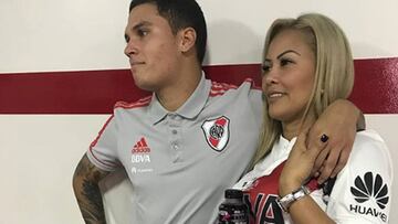 Lina Maria Paniagua y Juanfer Quintero en un partido de River en el Monumental