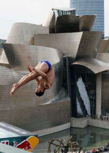 El clavadista checo Michal Navratil durante la ronda clasificatoria para la final de la prueba del 'Red Bull Cliff Diving 2015' de Bilbao.