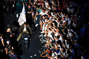 Tom Cruise saliendo del estadio con la bandera olímpica en una motocicleta con destino a la próxima sede de los Juegos Olímpicos de Los Ángeles 2028.