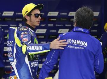 Valentino Rossi saluda al jefe de mecánicos.