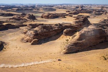 El piloto francés de Bahrain Raid Xtreme, Sebastien Loeb, y su copiloto belga, Fabian Lurquin, durante la etapa de hoy. 