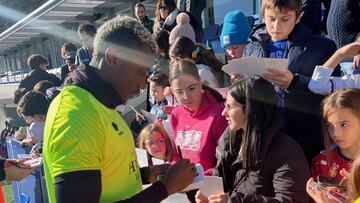 Soko firma un autógrafo.