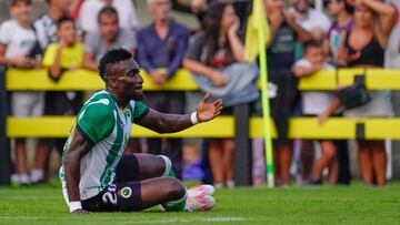 Lago Junior reclamó penalty en el amistoso contra el Athletic en Sarón