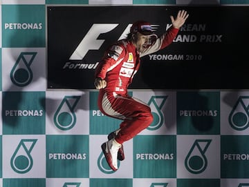Aquel gran triunfo en el desangelado circuito de Yeongam, primer GP de Corea de la historia, permiti車 a Alonso agarrar un liderato con 11 puntos sobre Webber, 21 sobre Hamilton y 25 sobre Vettel, quien a la postres ser赤a campe車n en Abu Dhabi. Lewis y Massa completaron el podio. Interlagos y Yas Marina ser赤an, despu谷s, las 迆ltimas carreras de la temporada.