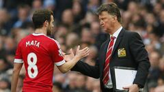 Jaun Mata y Louis Van Gaal, durante su etapa en el Manchester United.