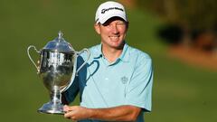 Jim Herman posa con el trofeo de campe&oacute;n del Wyndham Championship en el Sedgefield Country Club de Greensboro, North Carolina.