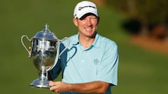 Jim Herman posa con el trofeo de campe&oacute;n del Wyndham Championship en el Sedgefield Country Club de Greensboro, North Carolina.