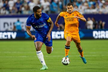 Dani Ceballos disputa un balón con Reece James en el amistoso entre Real Madrid y Chelsea disputado en el estadio Bank of America de Charlotte.