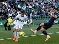 ELCHE (ALICANTE), 07/12/2025.- El defensa del Elche Álvaro Núñez (i) y el defensa del Girona Àlex Moreno (d) durante el partido de la jornada 15 de LaLiga EA Sports disputado este domingo en el estadio Martínez Valero de Elche. EFE/Pablo Miranzo