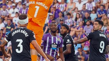 VALLADOLID, 28/08/2024.- El guardameta del Leganés Juan Soriano (2i) atrapa un balón durante el partido de la tercera jornada de LaLiga entre Real Valladolid y CD Leganés, este miércoles en el estadio José Zorrilla. EFE/R. García