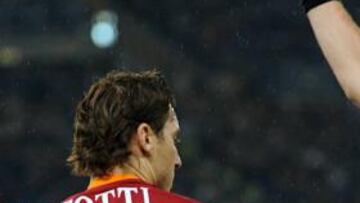 Totti en el momento de ser expulsado por su patada