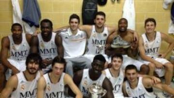 Los jugadores del Real Madrid, con un equipo repleto de canteranos y s&oacute;lo cinco integrantes de la primera plantilla, posa con el trofeo del Torneo C&oacute;rdoba Ciudad Europea del Deporte.