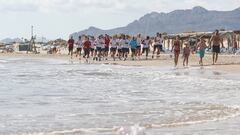 La plantilla dirigida por José Bordalás se ha entrenado en la playa de Oliva, un municipio de la Comunidad Valenciana.

