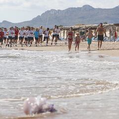 El entrenamiento del Valencia en la playa de Oliva en imágenes