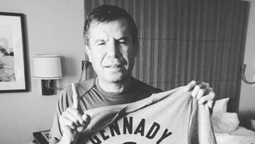 ‘La Leyenda’ posó en sus redes sociales con una playera de ‘GGG’ previo a la pelea del 16 de septiembre, después de que Saúl Álvarez derrotó a su hijo en mayo pasado.