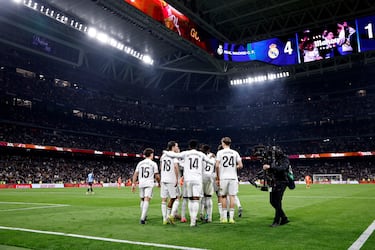 4-1. Vinicius celebra el tanto con sus compañeros.