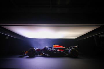 En Milton Keynes, la sede de Red Bull Racing, se ha presentado el nuevo RB20, el monoplaza que Max Verstappen y Checo Pérez conducirán en la próxima temporada de la Fórmula 1.