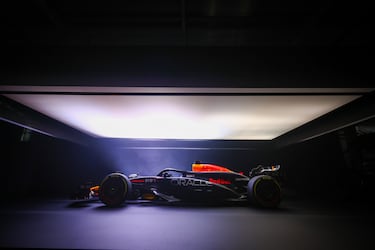 En Milton Keynes, la sede de Red Bull Racing, se ha presentado el nuevo RB20, el monoplaza que Max Verstappen y Checo Pérez conducirán en la próxima temporada de la Fórmula 1.