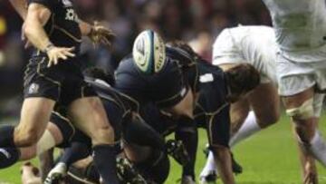 <b>UNA DEFENSA AGÓNICA DE LA ROSA. </b>El apertura escocés Laidlaw trata de patear ante la presencia del gigante inglés Botha.