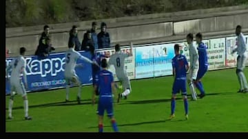 Momento del penalti que le costó el empate al Castilla.