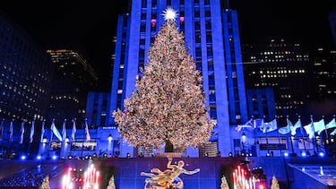 El árbol de Navidad del Rockefeller Center 2025 se enciende para dar la bienvenida temporada navideña.