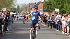 El ciclista británico del Israel - Premier Tech Joe Blackmore celebra su victoria en la Lieja-Bastoña-Lieja sub-23