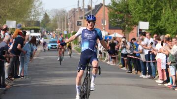 El ciclista británico del Israel - Premier Tech Joe Blackmore celebra su victoria en la Lieja-Bastoña-Lieja sub-23