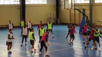 Machín se lleva a la plantilla a jugar al baloncesto