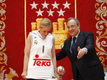 La plantilla del Real Madrid fue recibida en la sede de la Comunidad de Madrid por Cristina Cifuentes.