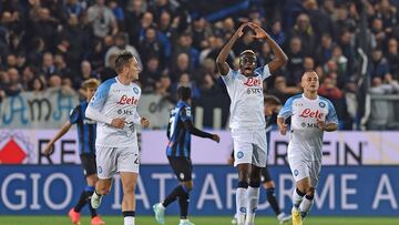 Bergamo (Italy), 05/11/2022.- Napoli's Victor Osimhen (2-R) celebrates after scoring the 1-1 equalizer during the Italian Serie A soccer match between Atalanta BC and SSC Napoli in Bergamo, Italy, 05 November 2022. (Italia) EFE/EPA/PAOLO MAGNI
