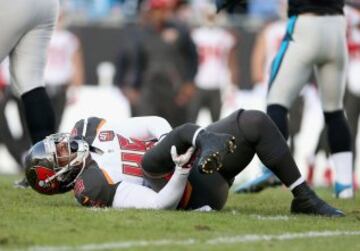 Jorvorskie Lane de losTampa Bay Buccaneers sujeta su pierna en la que se puede ver la importante lesión que sufrió en el partido ante los Carolina Panthers.