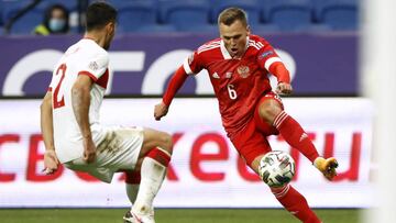 Russia's Denis Cheryshev, right, attempts to play the ball past Turkey's Mehmet Zeki Celik during the UEFA Nations League soccer match between Russia and Turkey at Dinamo Stadium in Moscow, Russia, Sunday Oct. 11, 2020. (AP Photo/Pavel Golovkin)