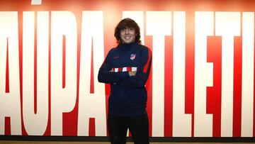 Javi Serrano en su renovación con el Atlético.