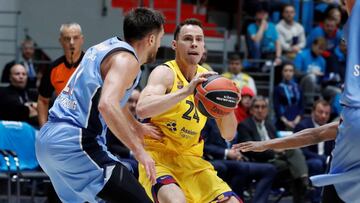 St. Petersburg (Russian Federation), 11/10/2019.- Kyle Kuric of FC Barcelona (R) in action against Tim Abromaitis of Zenit St. Petersburg (L) during the Euroleague basketball match between BC Zenit St. Petersburg and FC Barcelona Spain in St. Petersburg,