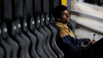VALENCIA, 29/10/2022.- El defensa del FC Barcelona Gerard Piqué en el banquillo antes de comenzar el partido de la jornada 12 de LaLiga que Valencia CF y FC Barcelona juegan hoy sábado en Mestalla. EFE/Juan Carlos Cárdenas