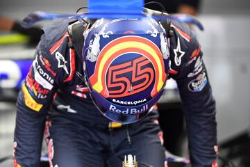 Carlos Sainz Jr lleva un casco en homenaje a las víctimas de los atentados de Barcelona del 17 de agosto. 