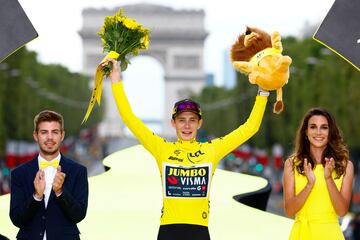 El ciclista danés de Jumbo-Visma, Jonas Vingegaard, celebra en el podio con el maillot amarillo de líder general después de ganar la 21.ª y última etapa de la 110.ª edición de la carrera ciclista del Tour de Francia.