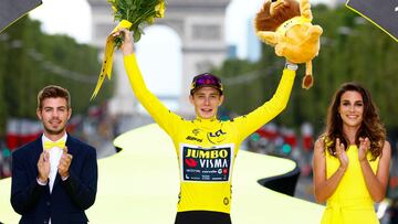 El ciclista danés de Jumbo-Visma, Jonas Vingegaard, celebra en el podio con el maillot amarillo de líder general después de ganar la 21.ª y última etapa de la 110.ª edición de la carrera ciclista del Tour de Francia.