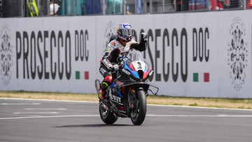 Triplete y liderato de Razgatlioglu en la vuelta al podio de Bautista