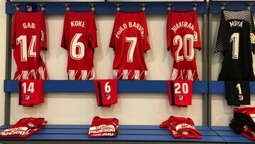 Camiseta en honor a Nacho Barberá en el vestuario del Atlético en La Rosaleda.
