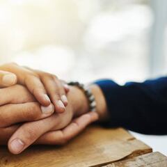 Una pareja con coronavirus fallece agarrada de la mano y con cuatro minutos de diferencia