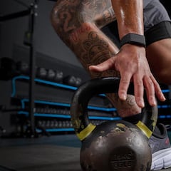 Ligera, compacta y mide hasta descansar: la pulsera inteligente sin pantalla está causando revuelo entre los deportistas