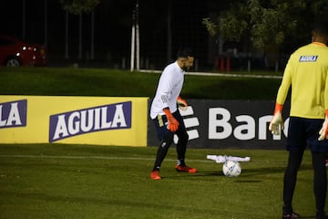 El técnico de la Selección trabajó alrededor de dos horas con los 15 disponibles, realizaron activación física y también hubo actividad con pelota para empezar a consolidar aspectos tácticos de lo que será el funcionamiento del equipo ante los uruguayos.