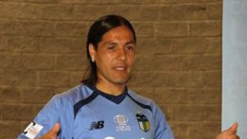 Hugo Droguett posó con su nueva camiseta en Chile.