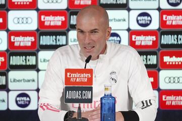 En su regreso al trabajo tras superar la COVID, Zinedine Zidane explota en la conferencia de prensa previa al encuentro ante el Huesca. El entrenador francés se muestra cortante y seco para con los periodistas: “Me reivindico en que nos dejen trabajar. El año pasado ganamos la Liga nosotros. El año que viene hay que cambiar. Dejadnos pelear a los que ganaron la Liga el año pasado. Decidme a la cara ‘Te queremos cambiar’, no sólo por detrás. No merezco este trato por parte de la Prensa. Ganamos la Liga, espero un poco de respeto”. Al día siguiente los blancos ganan con dos tantos de Varane (1-2) al conjunto oscense.