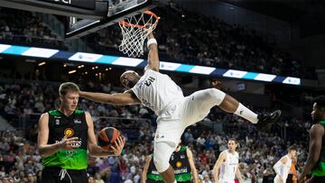 Yabusele se le cuelga del aro del Joventut y Ellenson recoge el balón.