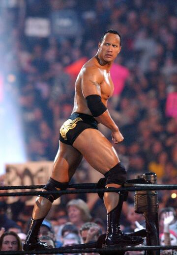 Antes de ser un reconocido actor protagonista de 谷xitos como Jumanji o Black Adam, Dwayne Johnson era conocido como The Rock, un famos赤simo luchador de wrestling americano. Fue ocho veces campe車n de la WWE y dos veces campe車n de pesos pesados de la WWE y estuvo 25 a?os en activo.