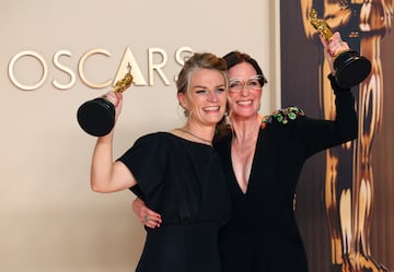 Molly O'Brien y Lisa Remington posan con el Oscar por 'The only girl in the orchestra'.