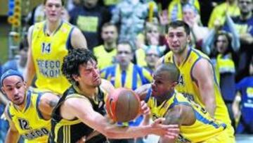 <b>UNA PÉRDIDA TRAS OTRA. </b>Ewing, ayudado por la presión de Logan, roba el balón a Sergio Llull.